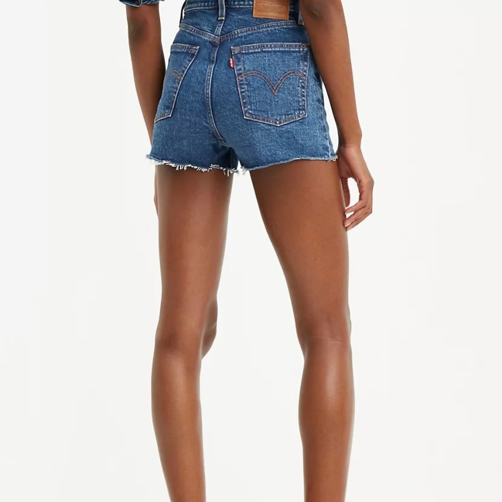 levi’s ribcage women’s shorts - medium wash 26”